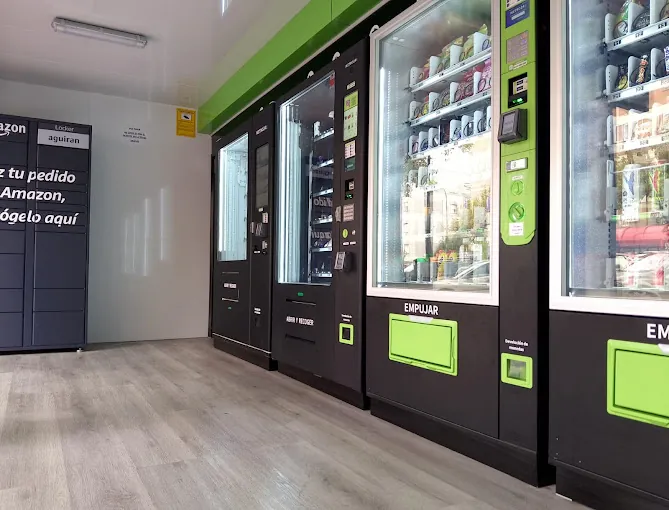 Tienda de autoservicio PickUp24h en Getafe con varias máquinas vending negras y verdes